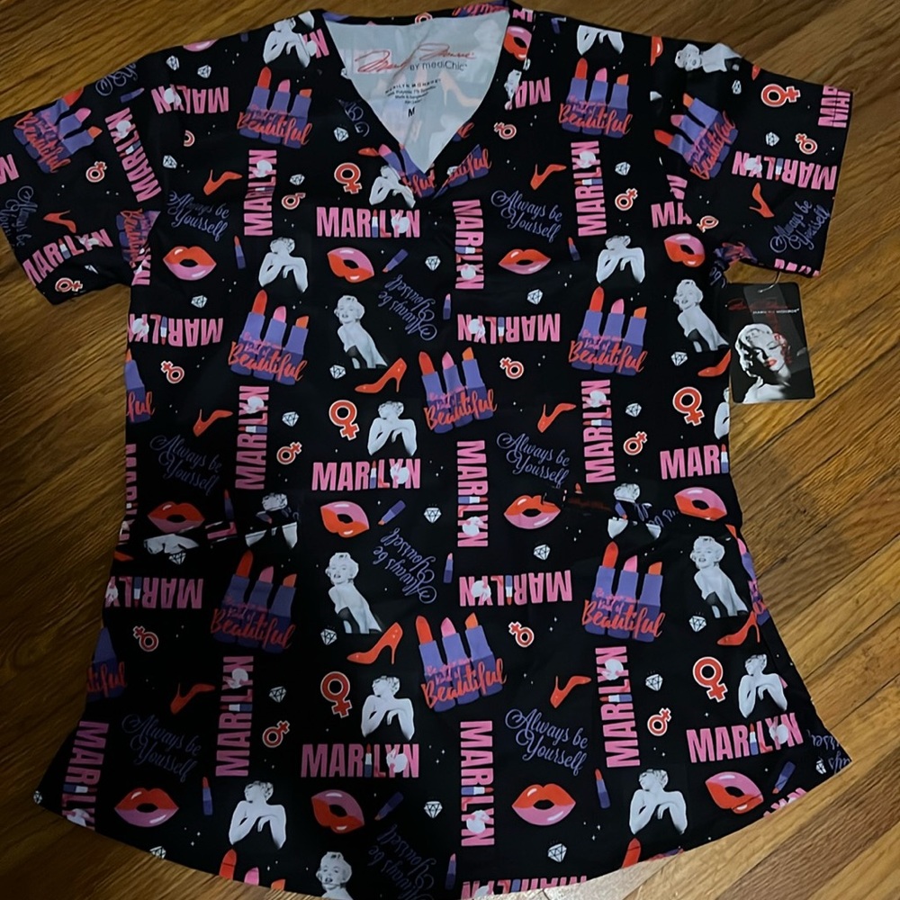 This beautiful Marilyn Monroe scrub top !